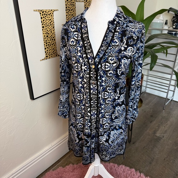 White House Black Market Tops - White House Black Market Blue/White Printed Blouse – Size XS